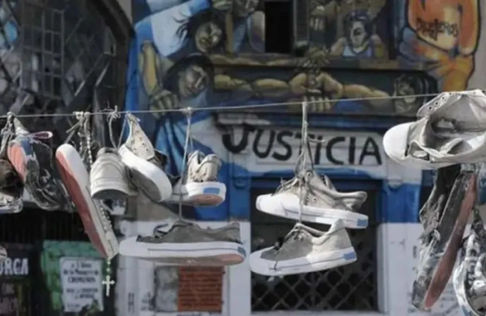Las zapatillas de lona, uno de los símbolos que recordará por siempre a las víctimas (Minuto Uno).