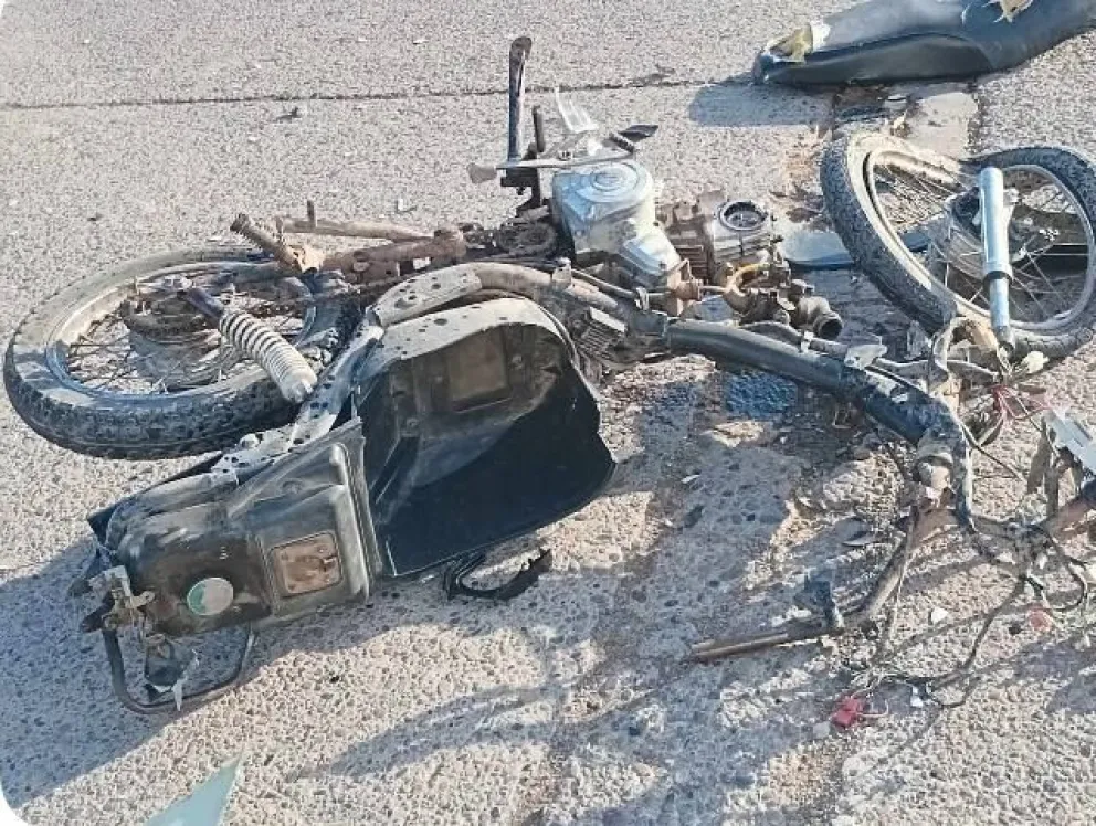 Moto completamente destruida tras el choque en Caseros y Boulevard Contín de Viedma. 