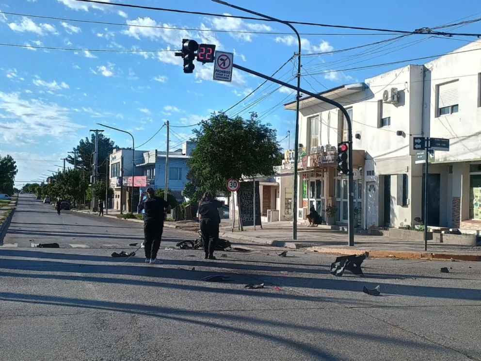 Fuerte choque que mantiene en grave estado a un motociclista de Viedma. 