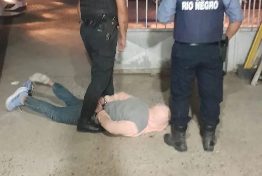 Detenido en Las Grutas por intento de robo y algo más. 