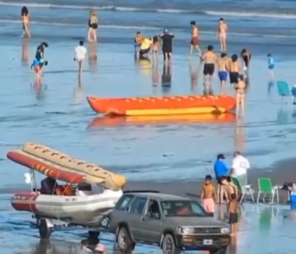 Momento de caos por el accidente en la "banana" de Las Grutas. 
