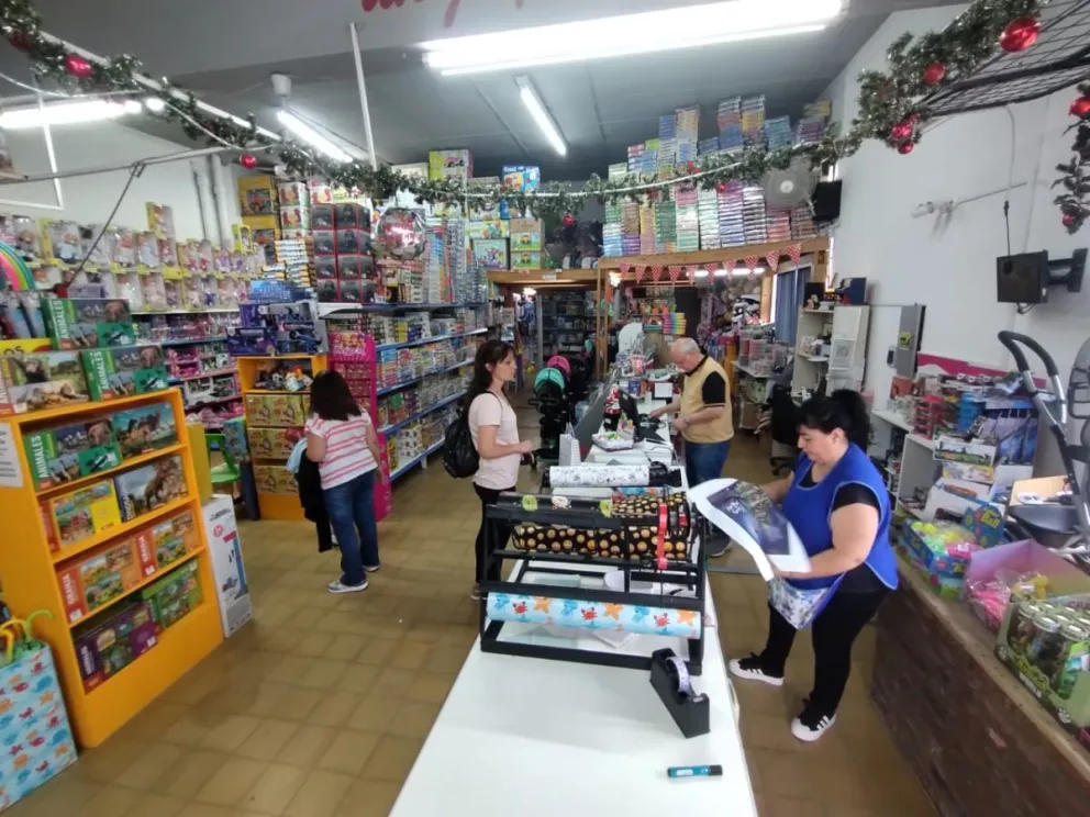 En Reyes predominan los artículos relacionados con la temporada de verano. (Fotos Daniel Idiarte).