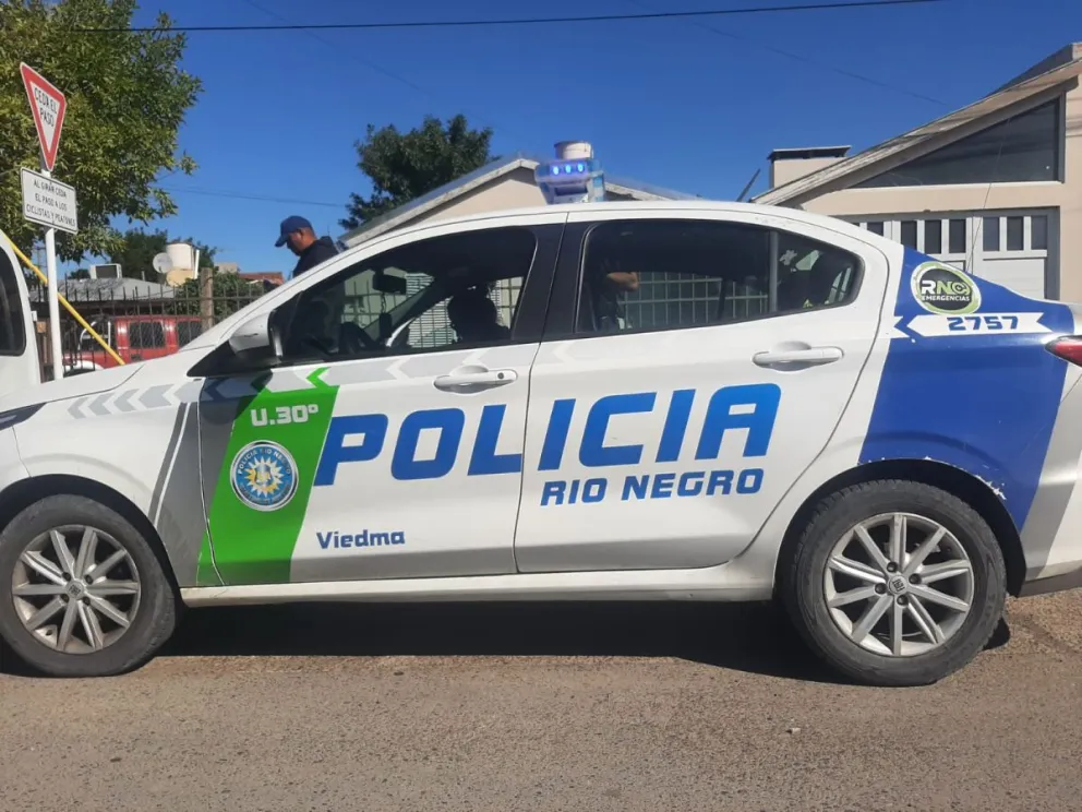 Con calma y con paciencia, una oficial acompañó al nene perdido por el boulevard Ituizangó de Viedma. 
