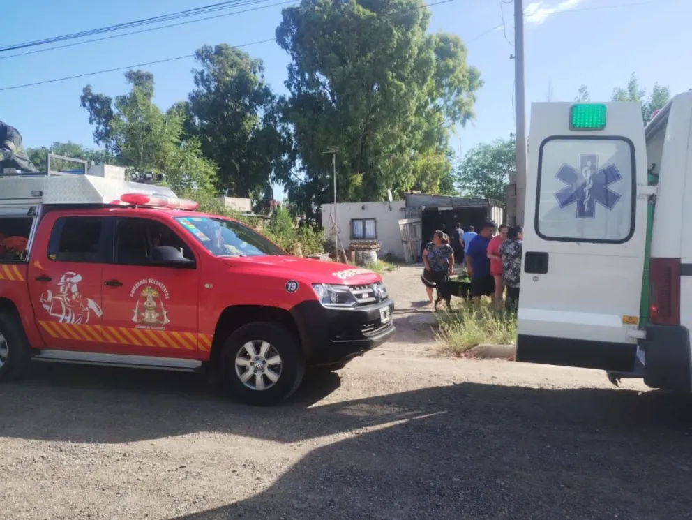 Los bomberos extrajeron con sogas el cuerpo del anciano. Foto gentileza Norpatagonia Noticias/Javier Cambarieri.