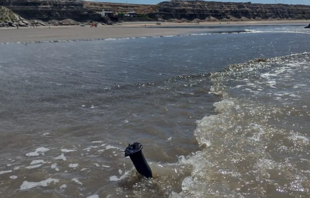 Vecinos se mostraron preocupados por fierros enterrados en la arena. Un verdadero peligro.