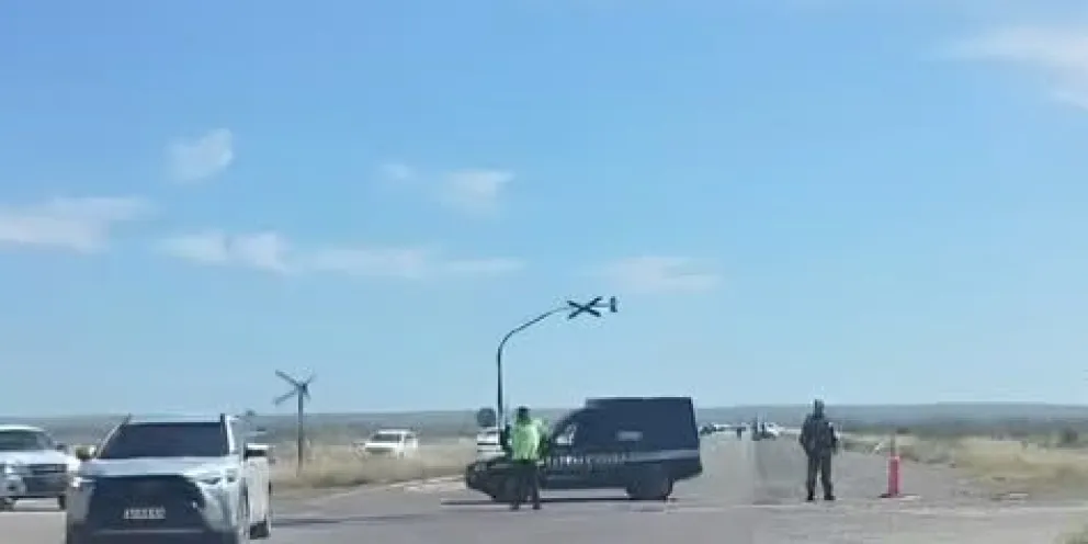 Cortaron la ruta justo en el cruce ferroviario. Foto gentileza Informativo Hoy.
