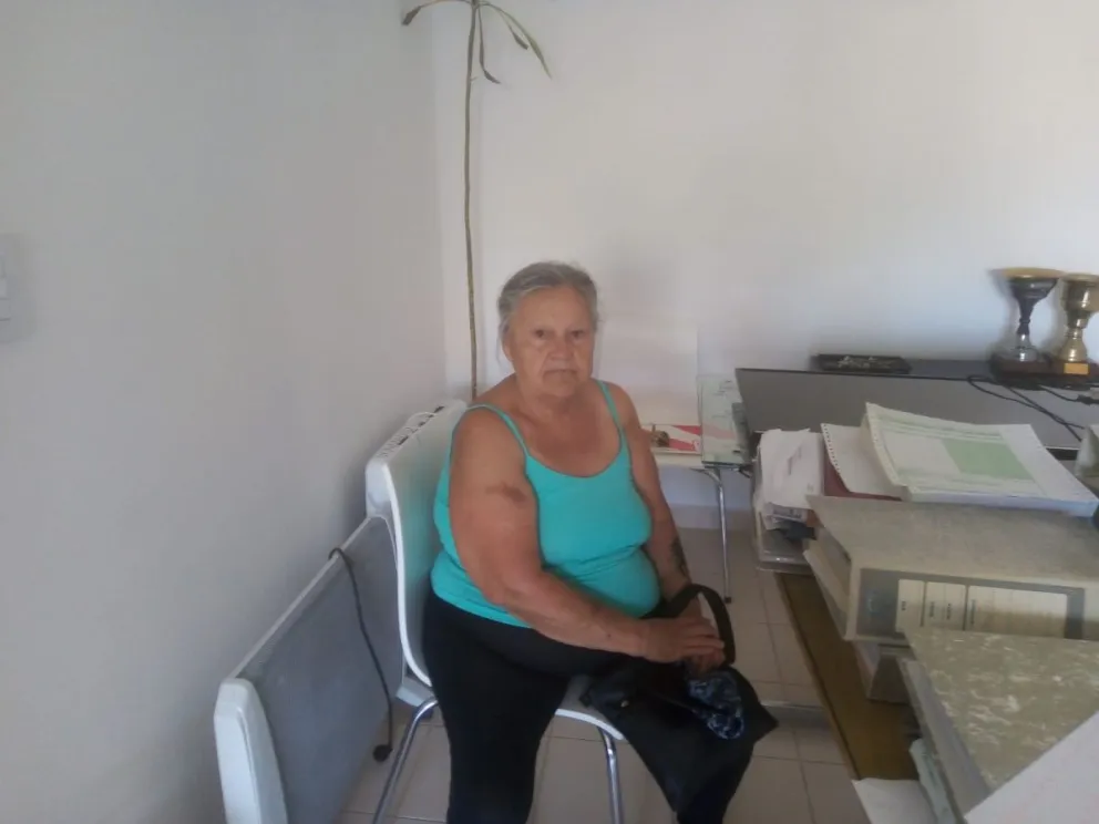 Carmen está a la espera de que alguien le devuelva el DNI.