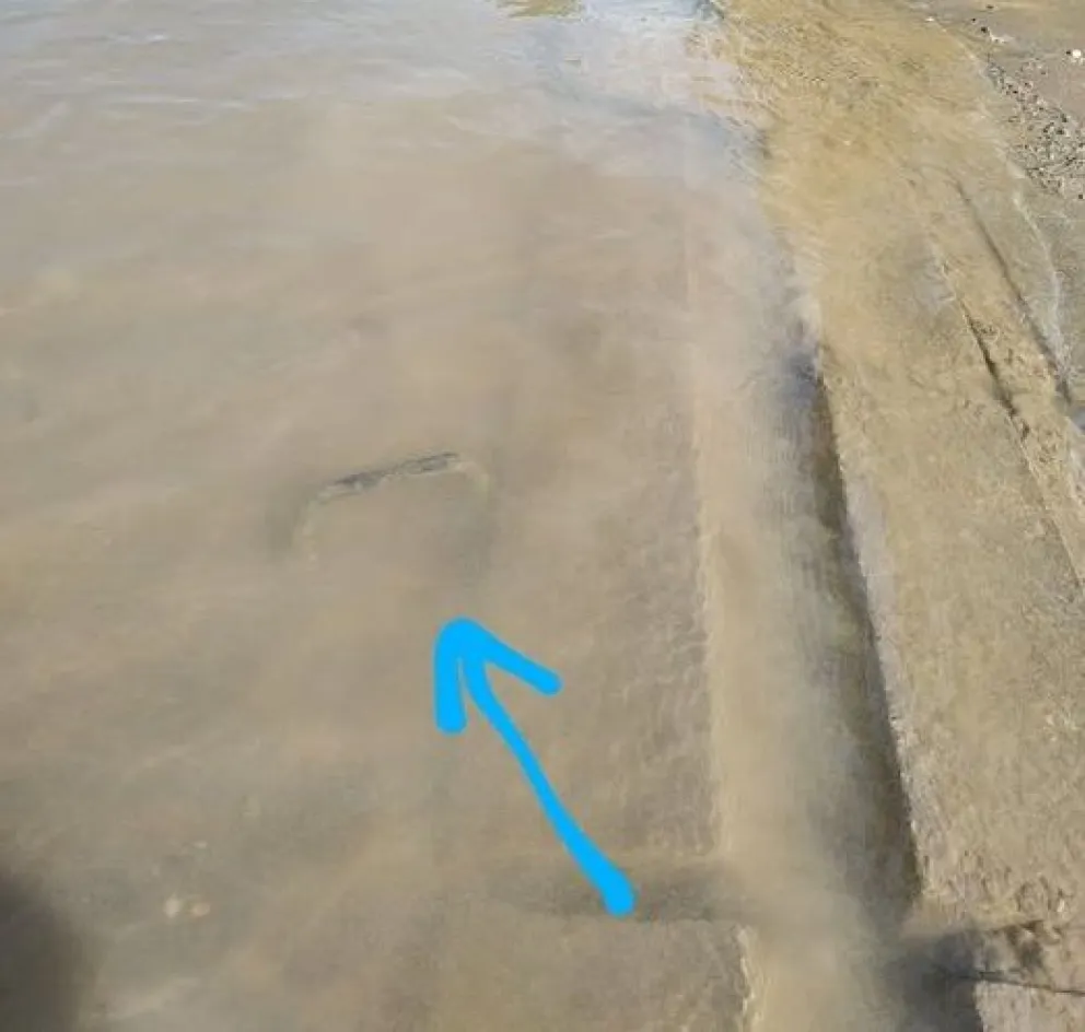 El hierro ubicado en la segunda bajada, en un lugar apto para bañarse, del lado de Patagones (Foto: Víctor Sacco)