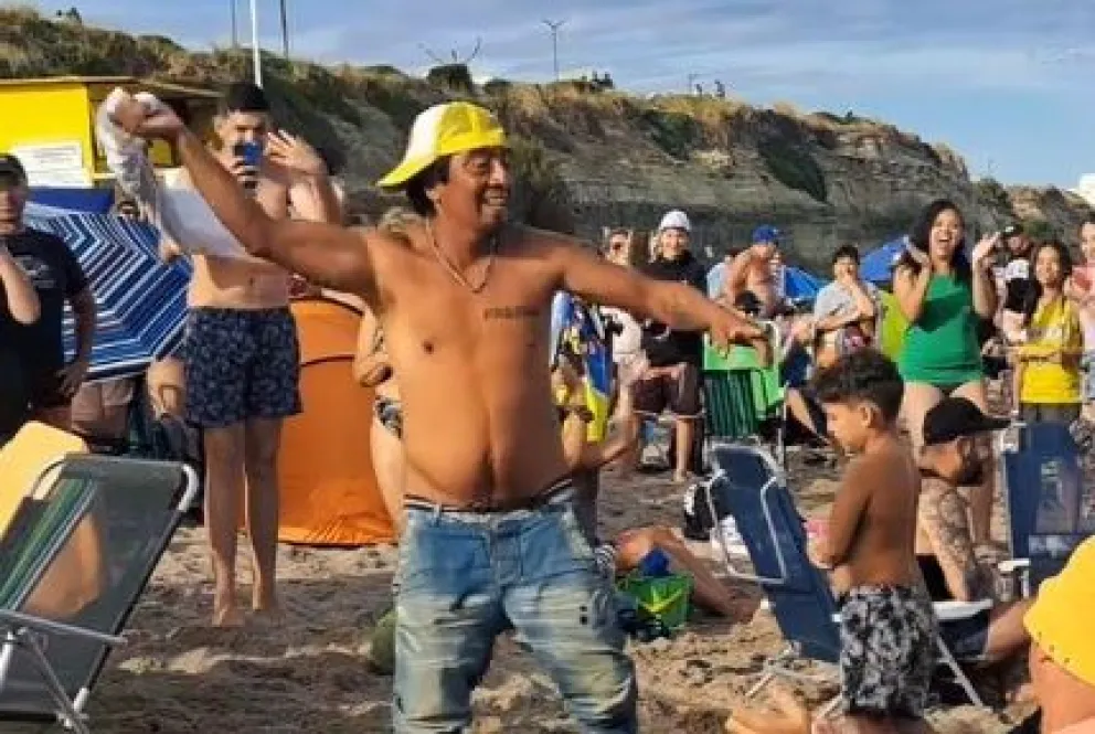 El churrero hizo divertir a todos los presentes en la playa. 