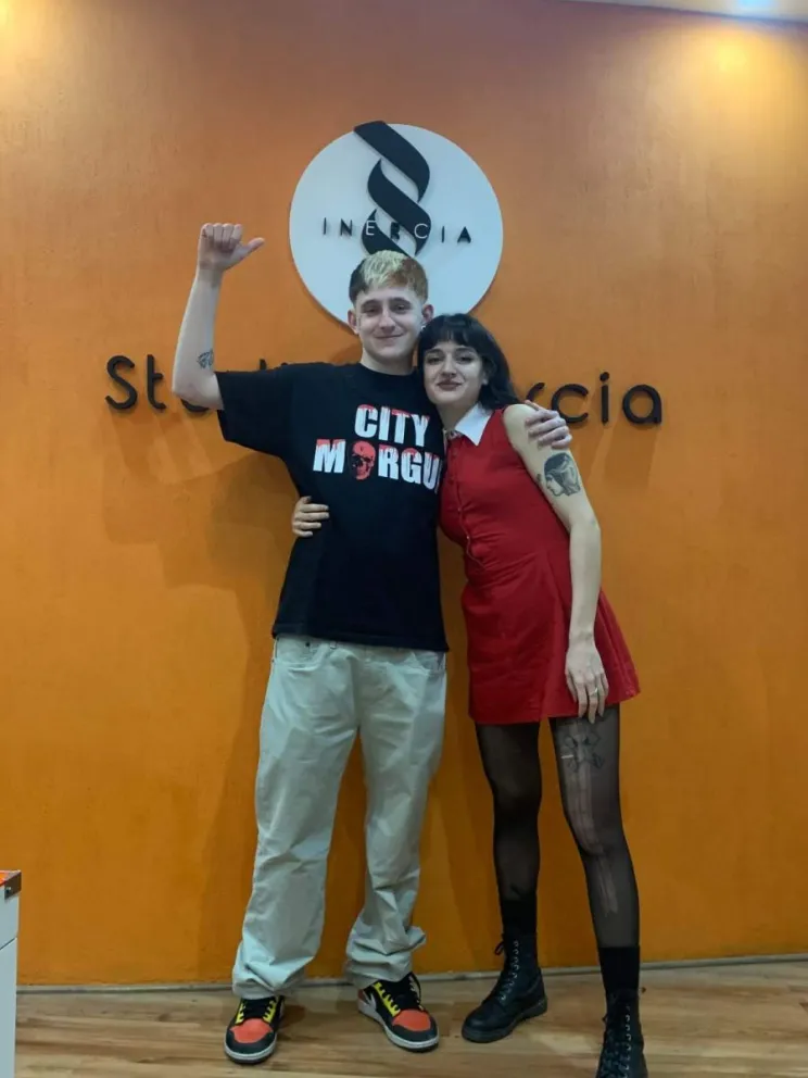 Una tatuadora de Viedma es furor en Capital Federal y le puso tinta a Dillom: conocela