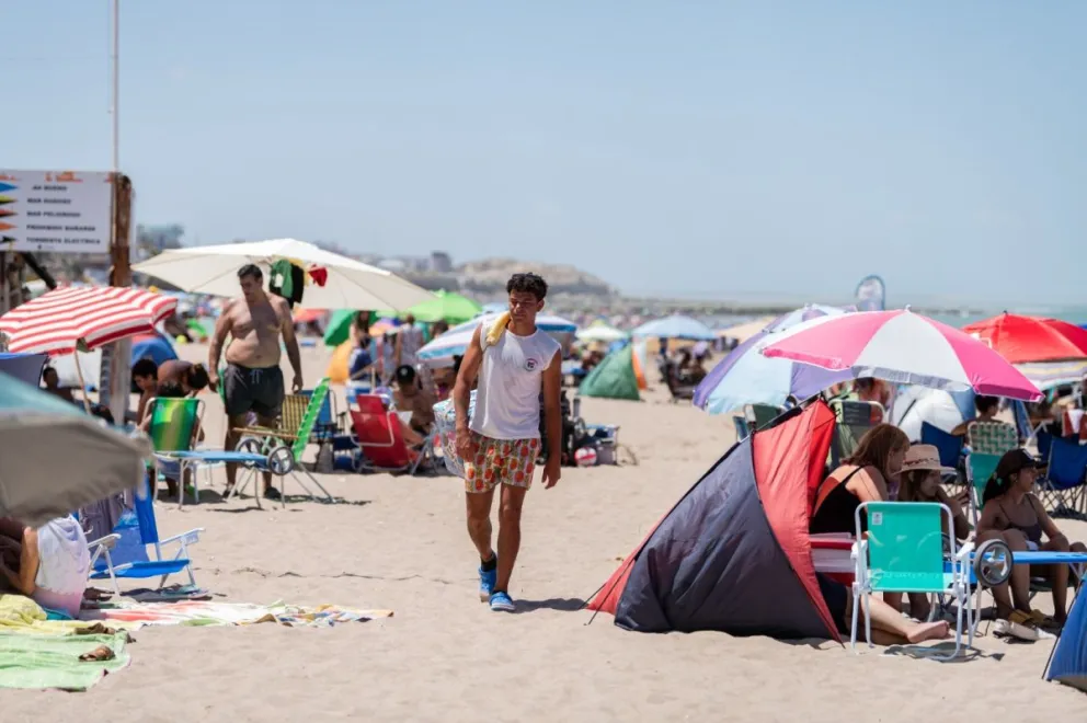 El balneario Las Grutas atraviesa una semana con malas condiciones climáticas, pero habrá retorno del calor. Foto archivo. 