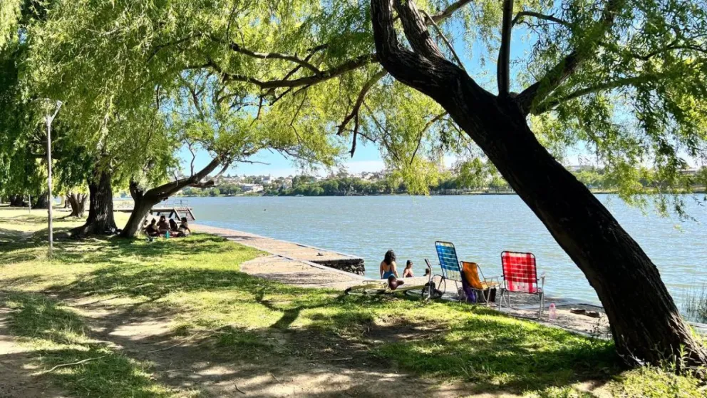 A preparar mate y reposera. Foto archivo.