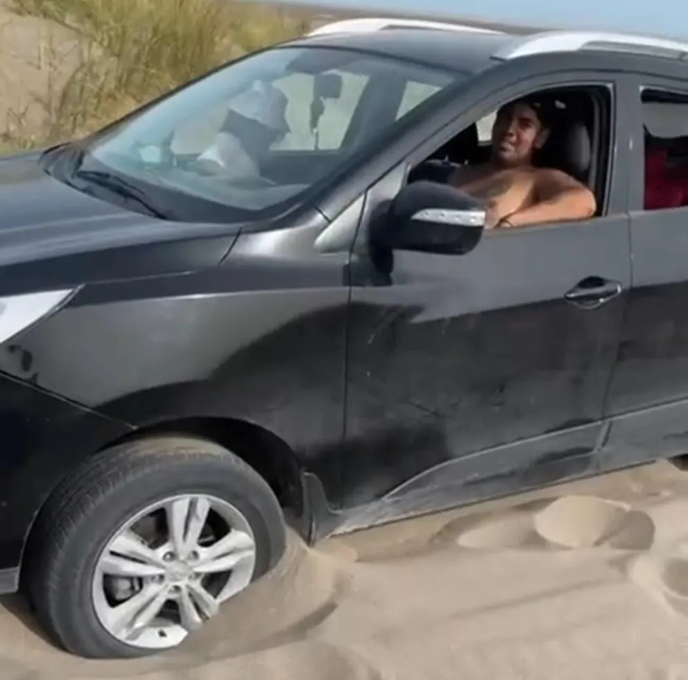 Vehículo encajado en La Baliza, en Patagones. 