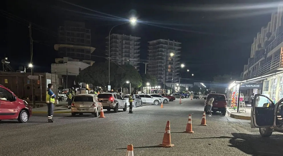 Las calles Jacobacci y Bariloche fueron el operativo donde se concretaron infracciones al tránsito vehicular. Foto gentileza.