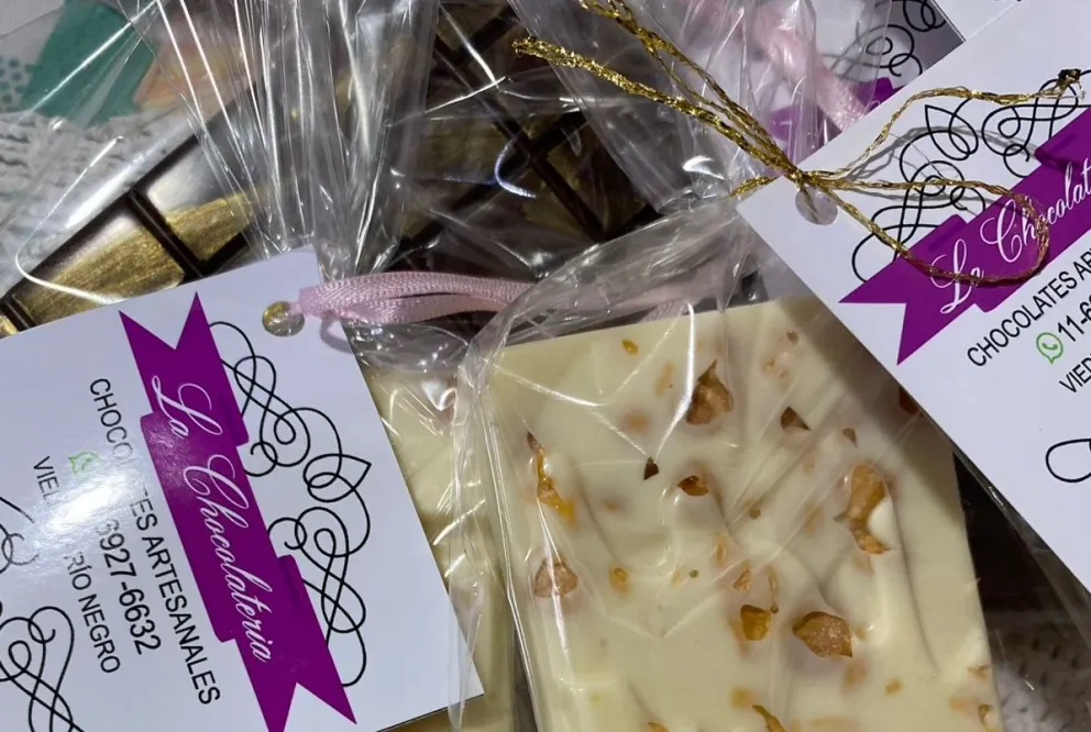 En una hora produce 50 tabletas y se prepara para el 14 de febrero, Día de los enamorados.