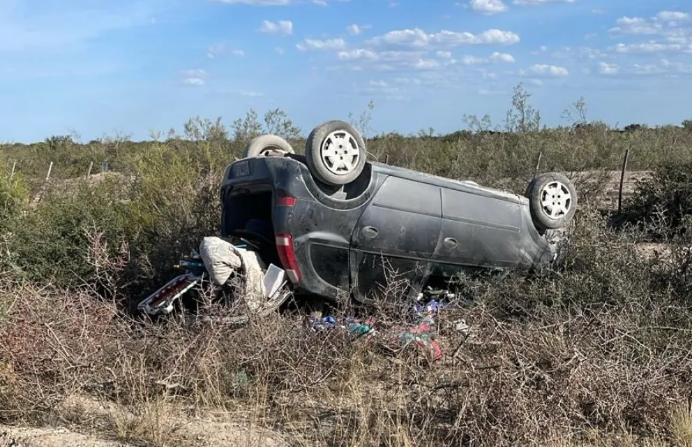 La Meriva quedó con las ruedas para arriba. Foto gentileza.