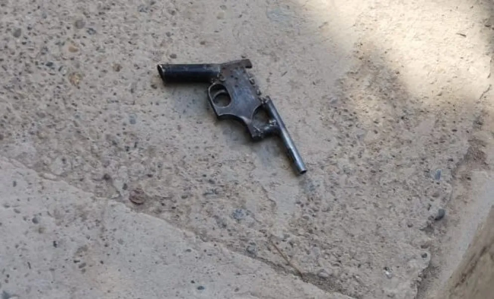 Un arma híbrida que parece de la epoca de los nazis. Foto gentileza.