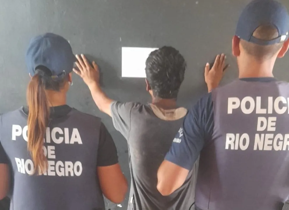 El delincuente que robó en un supermercado, luego de ser detenido 