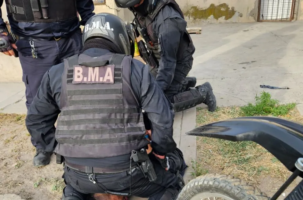 Tiró la moto en un patio y ya estaba rodeado.