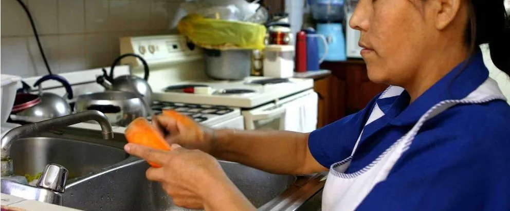 La empleada doméstica hasta se mudó a una provincia del norte y fue despedida. 