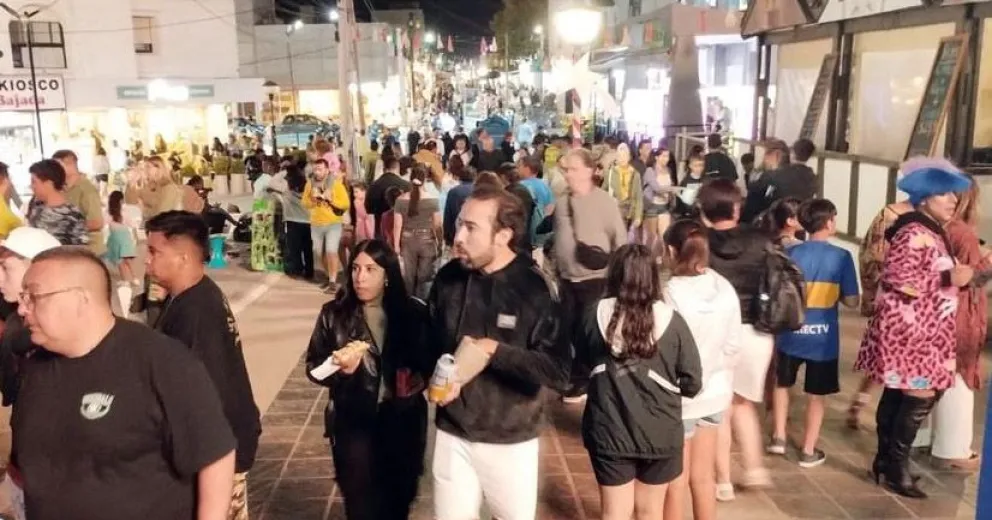 Peatonal en Las Grutas.