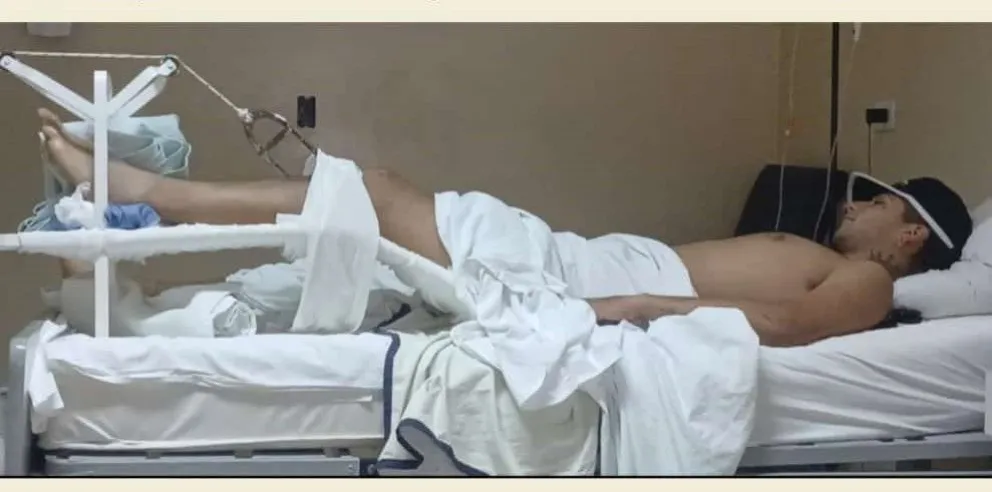 El joven está internado en el hospital Pedro Ecay. 