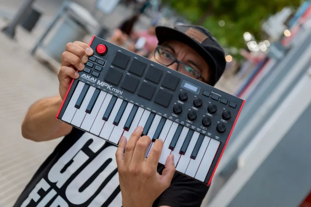 Diego en la presentación. Fotos: Daniel Idiarte para NoticiasNet.