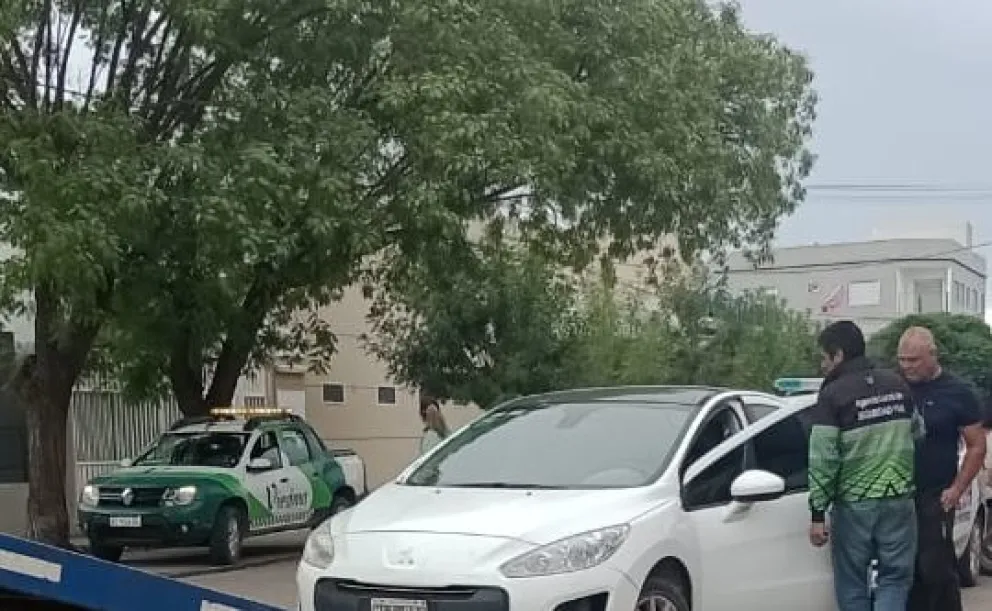 Momentos en que trasladan el Peugeot al corralón. Fotos gentileza.