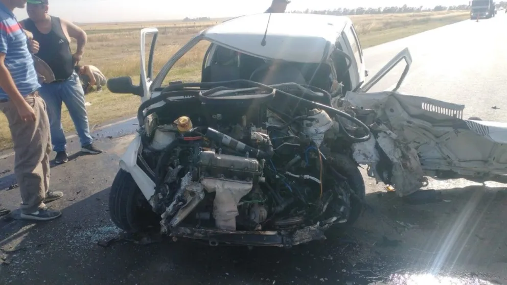 Así quedó el Fiat Uno tras el choque (Foto: La Brújula)