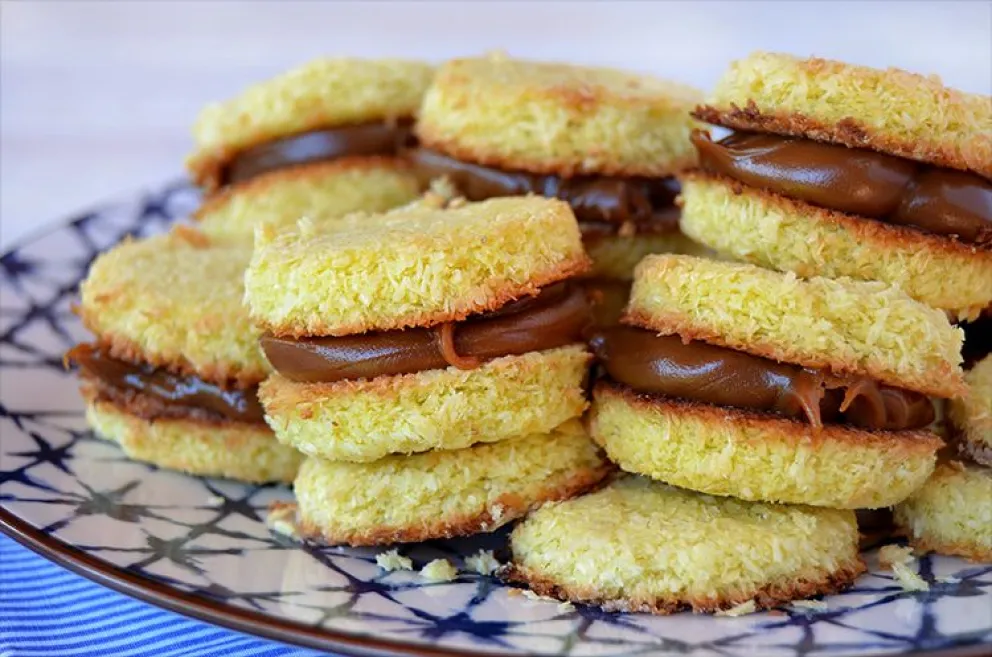 Alfajores de coco, rellenos con dulce de leche.
