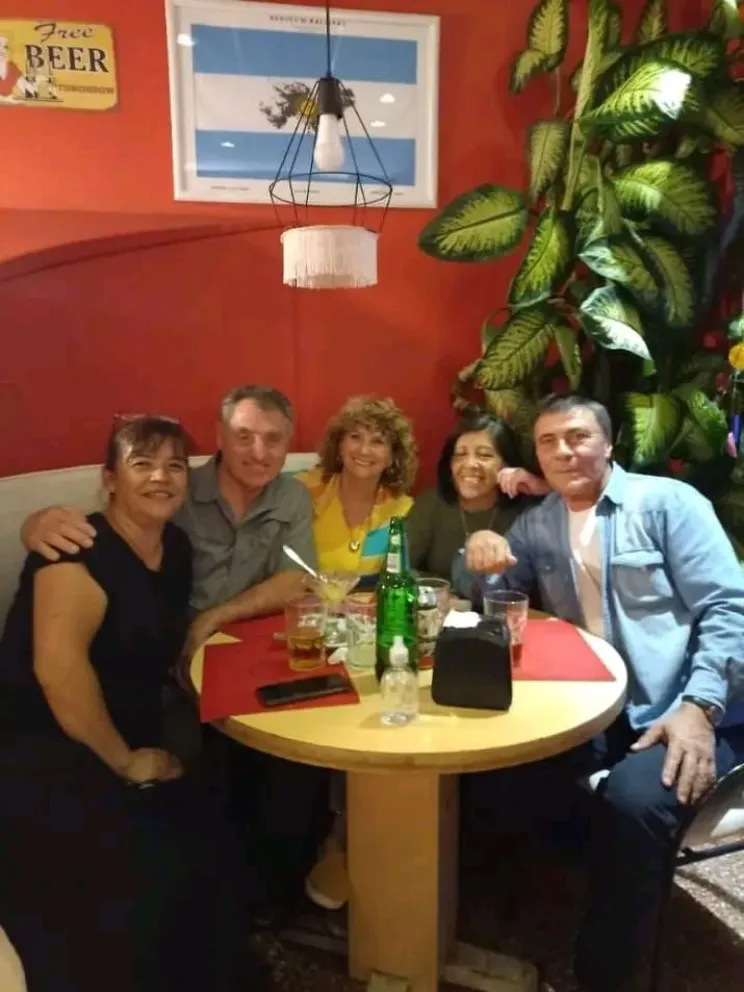 Marita, junto a clientes y amigos que la despidieron el ultimo d&iacute;a de trabajo