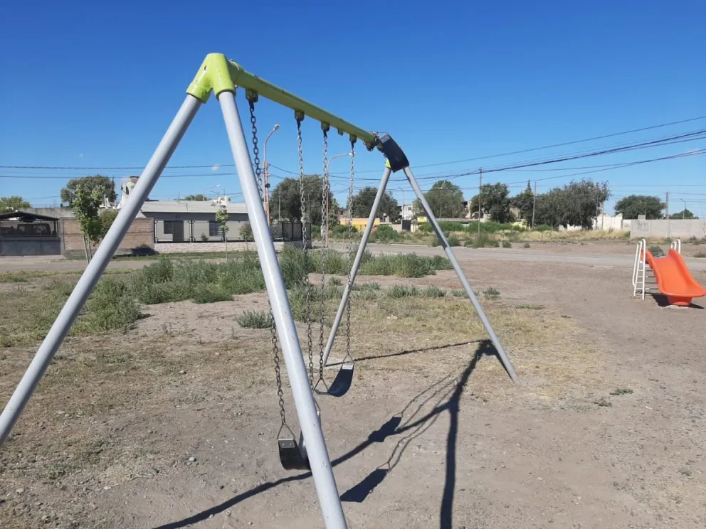 Hamacas, el blanco de los vándalos en la plaza del sector Los Maestros de Viedma. 
