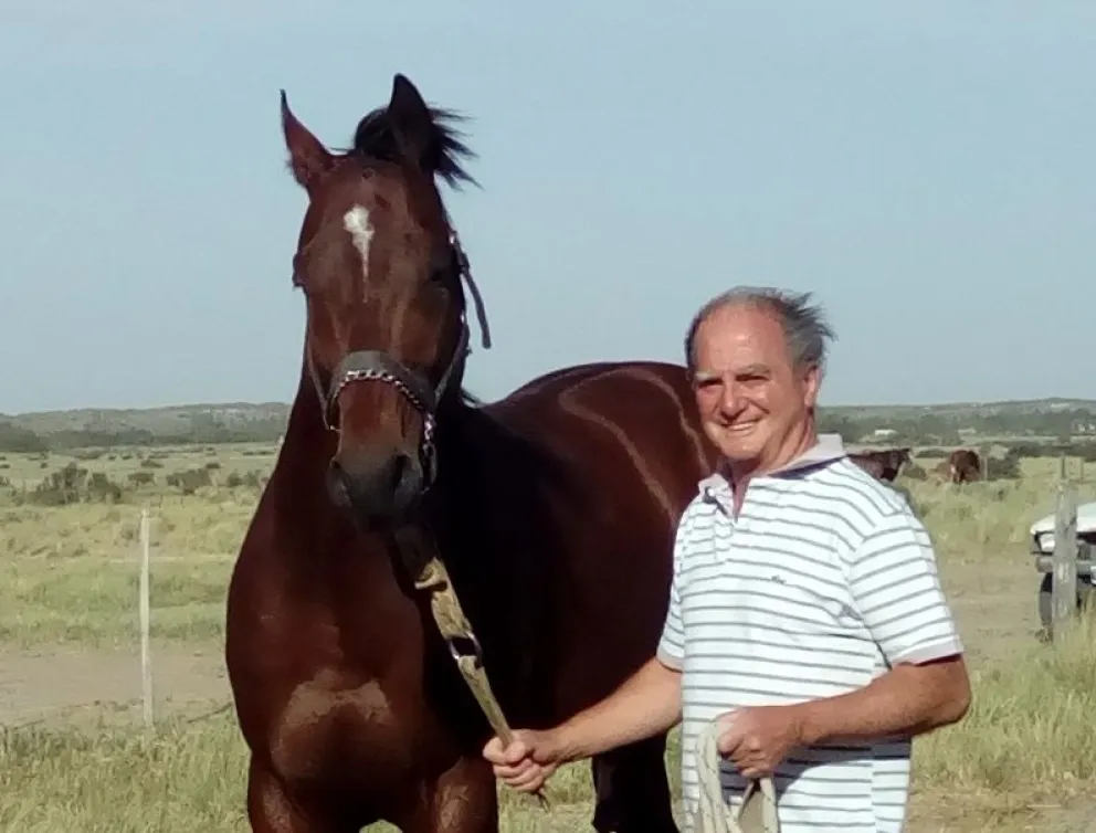 Castello con "Don Vapor", uno de sus pura sangre de carrera.