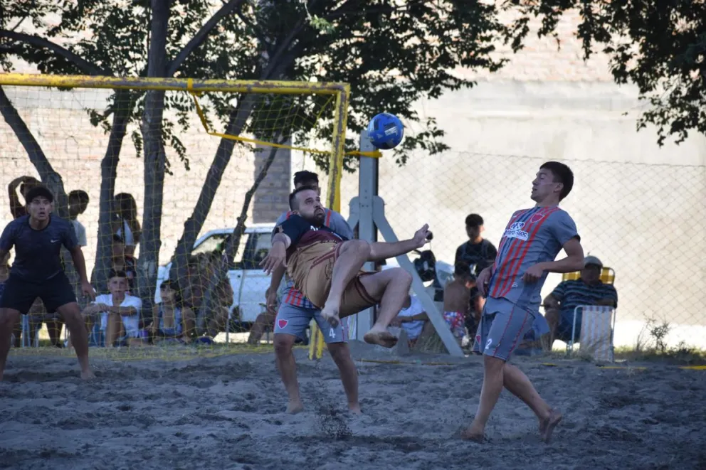 La Caleta goleó a Villa Congreso en la final masculina. 