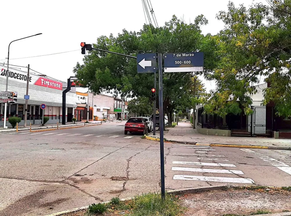 Un automovilista pasó en contramano por la calle 7 de Marzo de Viedma. 