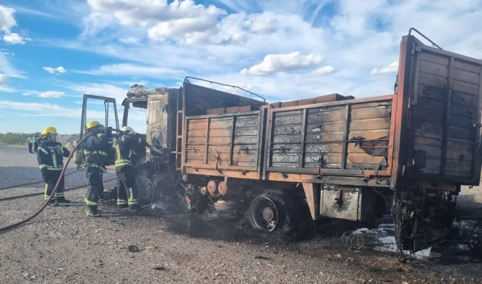 Al llegar los bomberos, la unidad estaba completamente en llamas. Fotos gentileza.