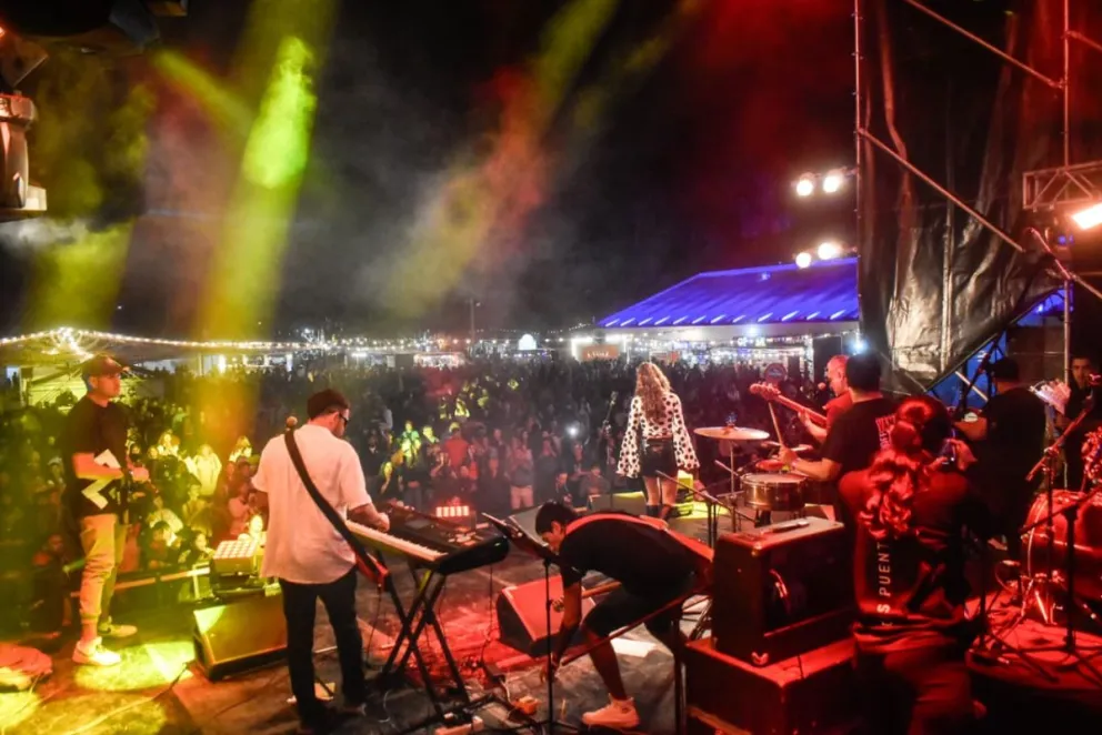 Fiesta Nacional del Mar y El Acampante a plena. 