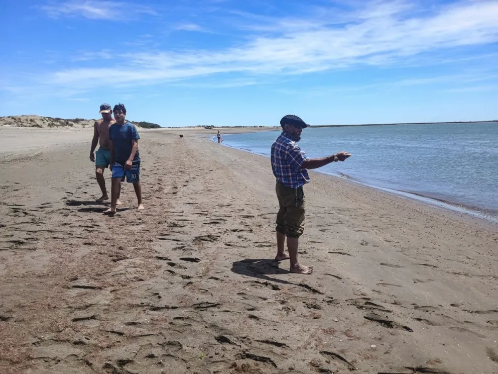 Juan, "tachito" en mano capturó bagres de considerable tamaño. Fotos Vanesa Schwemmler para NoticiasNet.