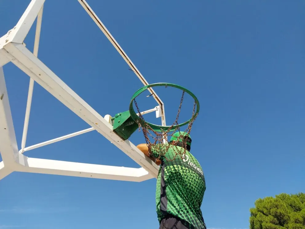 Reparación de los aros de básquet en la cancha del Parque Ferreira.