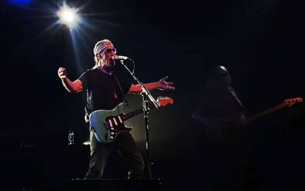 Skay Bellison en el escenario (fotos gentileza: Daniel "pelado" Farfal).