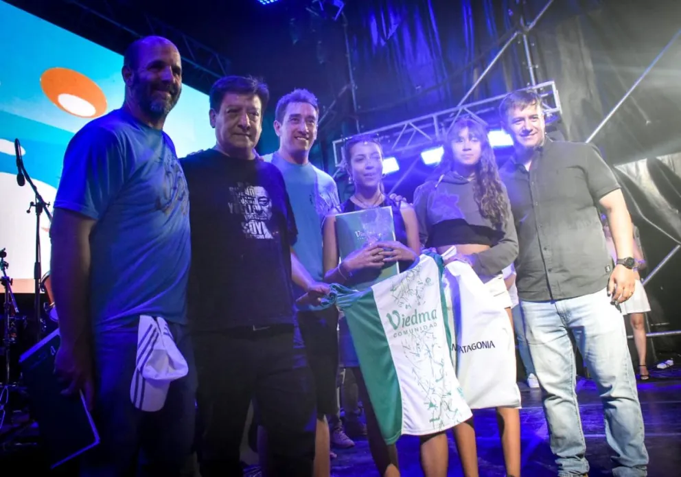 Las autoridades hicieron entrega de los premios.  Fotos Vanesa Schwemmler para NoticiasNet.
