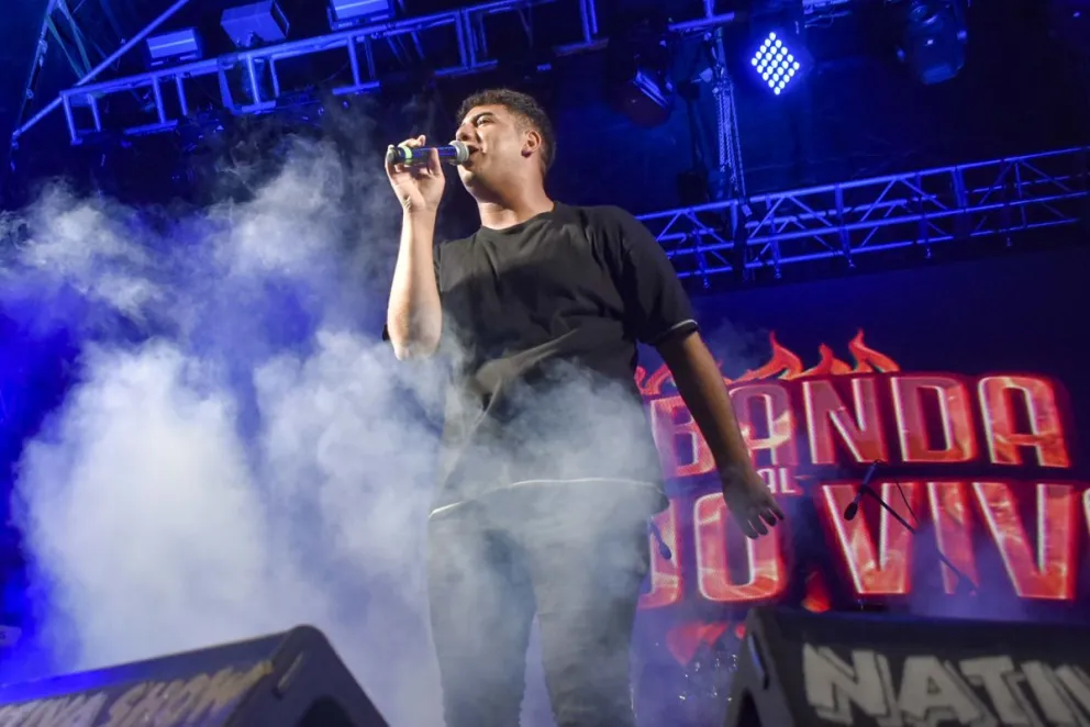 La Banda al Rojo Vivo en pleno show. Fotos Vanesa Schwemmler para NoticiasNet.