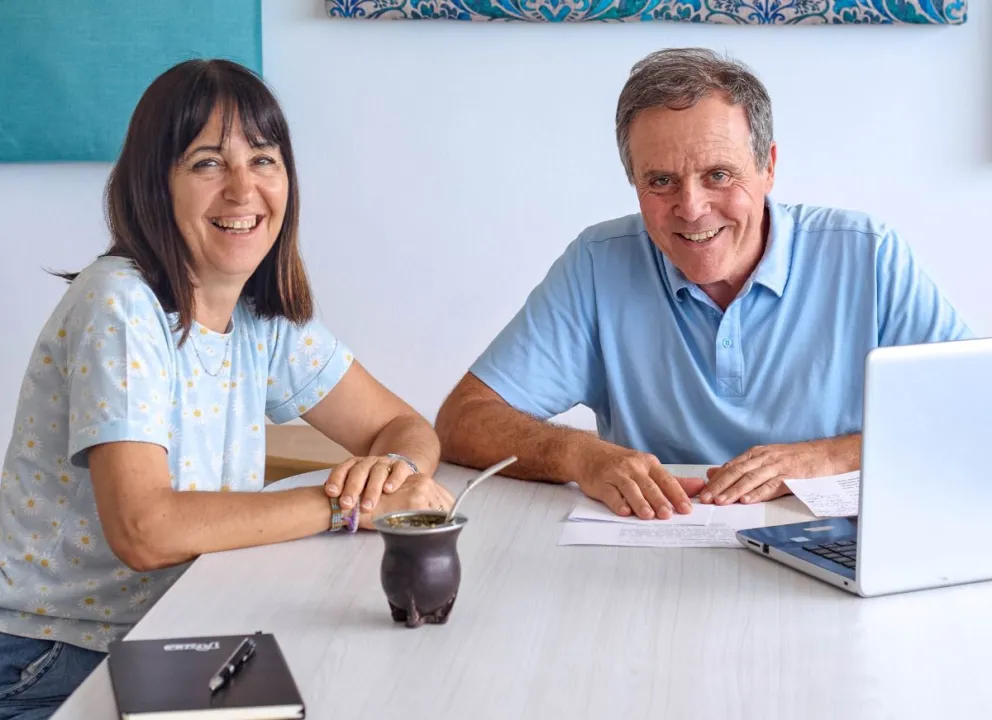 El fundador y masestro heladero de Fiore, Juan Carlos Etchegaray, y encargada de calidad, Victoria Maas