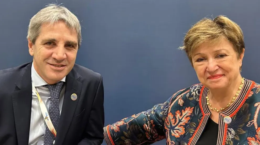 El ministro Luis Caputo junto a la directora del FMI, Kristalina Georgieva.