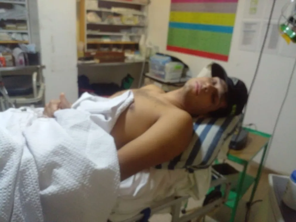 El joven se recupera tras la intervención quirúrgica. 