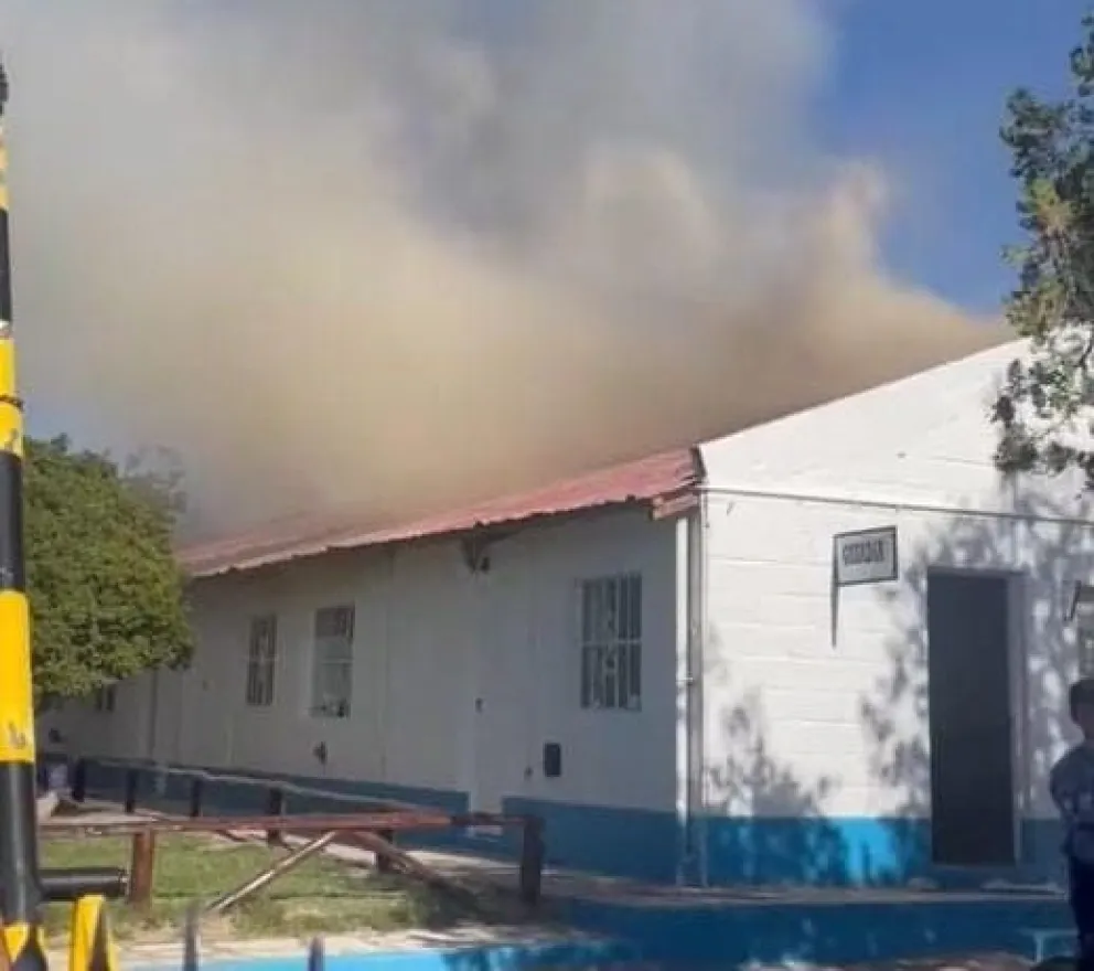 Tremendo incendio en la Escuela de Suboficiales de Sierra Grande. 