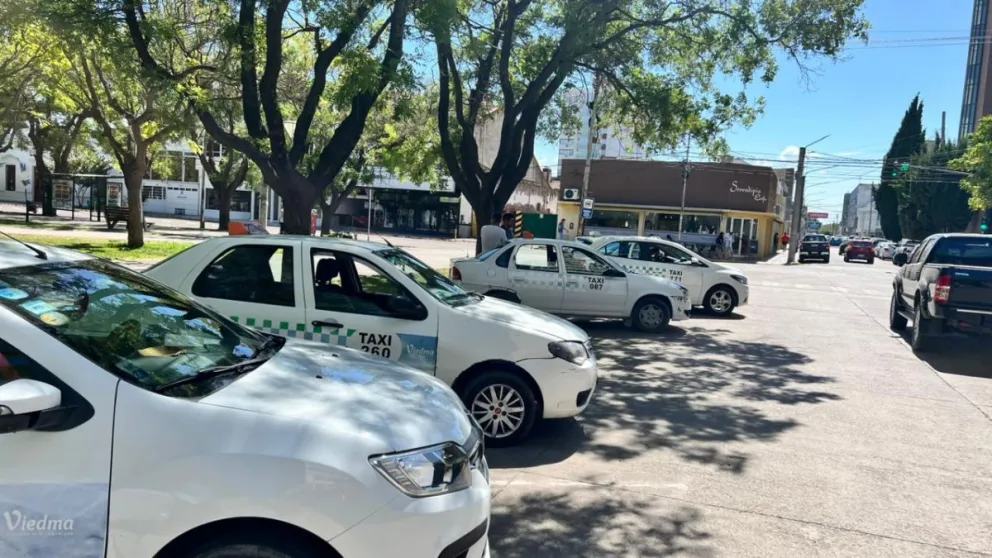 La merma de la asistencia de empleados públicos a las oficinas hace mella en la economía de los taxistas. 