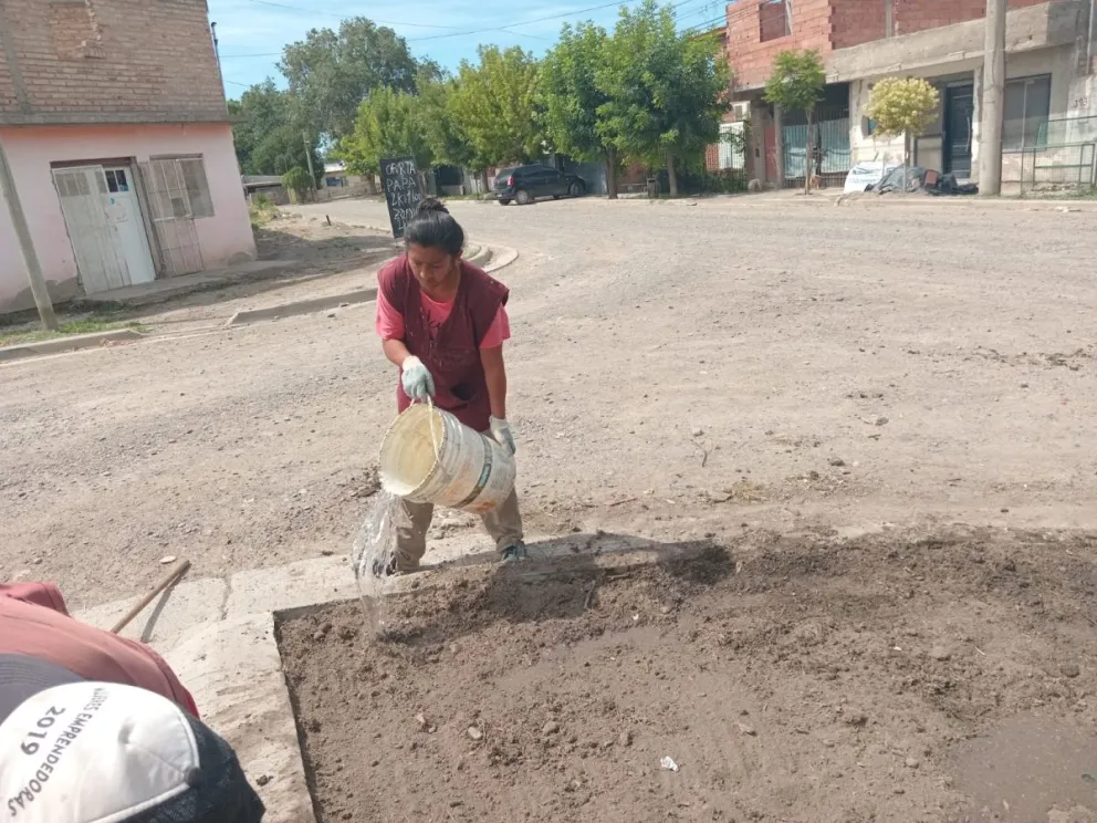 En plena actividad, realizando tareas en el barrio Lavalle. 