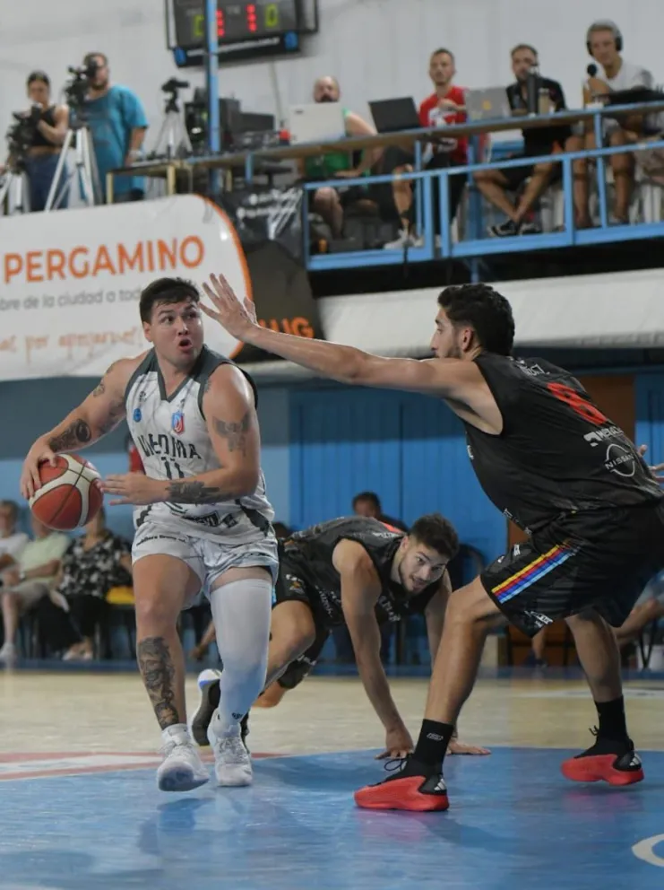 Deportivo Viedma se impuso  a Pergamino. Fotos: Javier Mengoni