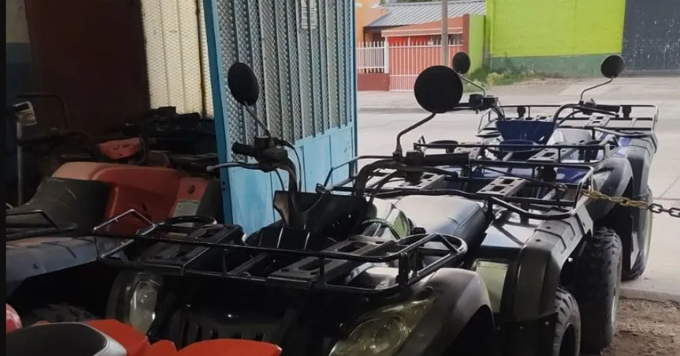 Cuatriciclos en el taller mécanico de Adrián Sarracini en Viedma.